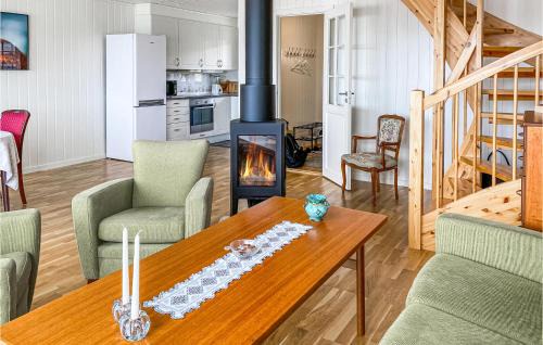 Smøla House | Beach Front Home In Smøla With Kitchen