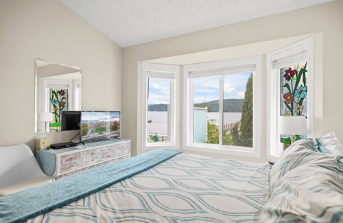 Sooke Hotel | Beach Front Retreat :Private Beach and Dock Access, Hot Tub, BBQ &Free Kayaks!