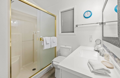 Sooke Hotel | Beach Front Retreat :Private Beach and Dock Access, Hot Tub, BBQ &Free Kayaks!