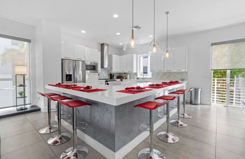 Pompano Beach House | Beach Getaway | 4BR w/ Balconies | Steps from Sand