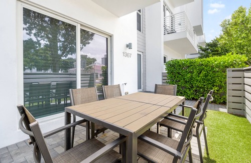 Pompano Beach House | Beach Getaway | 4BR w/ Balconies | Steps from Sand