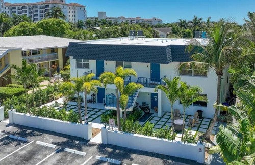 Palm Beach Shores Condo | 🌴 Beach Getaway | Hot Tub | Pets OK! | Fire Pit | WiFi 🌴