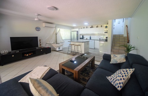 Yorkeys Knob Apartment | 'Beach Haven' at Yorkeys Knob. Beachfront Apartment for 4 guests.