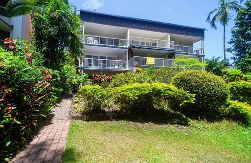 Yorkeys Knob Apartment | 'Beach Haven' at Yorkeys Knob. Beachfront Apartment for 4 guests.