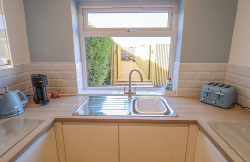 Anderby Creek Cottage | BEACH HAVEN, pet friendly, country holiday cottage in Anderby Creek