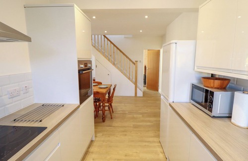 Anderby Creek Cottage | BEACH HAVEN, pet friendly, country holiday cottage in Anderby Creek