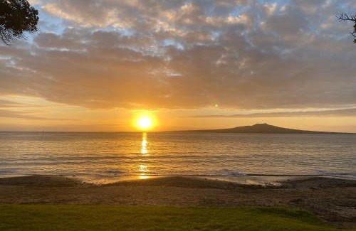 Takapuna House | Beach heaven Modern Apt