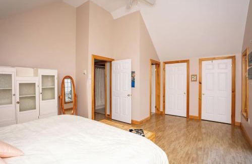 Anglo Rustico House | Beach Hill Cottage with Beautiful Water View