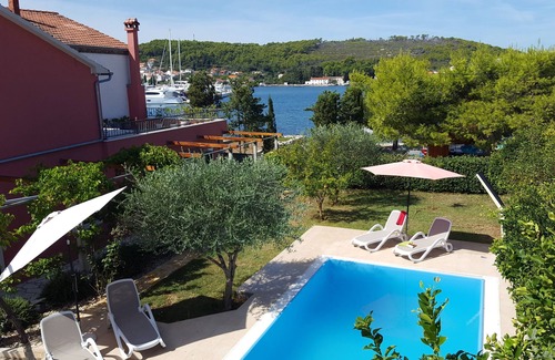Sutomiscica Villa | Beach house, 5 people, private pool, garden, terrace, families & kids