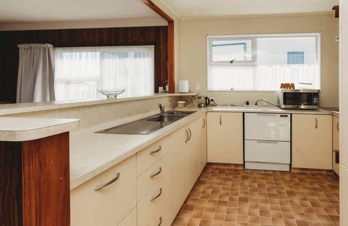 Rewa House | Beach House On Hamblyn - sea views in New Plymouth