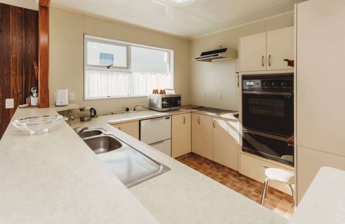 Rewa House | Beach House On Hamblyn - sea views in New Plymouth