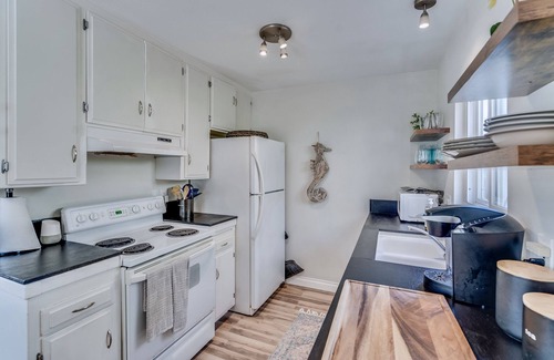 Crown Point Condo | Beach House one block from Mission Bay w/AC