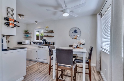 Crown Point Condo | Beach House one block from Mission Bay w/AC