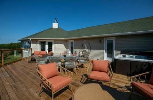West Hants House | Beach house retreat: Waterfront & Hot Tub