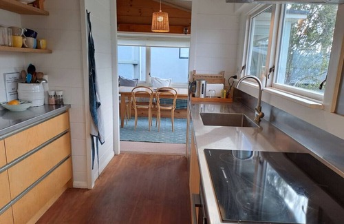 Waitahanui House | Beach Magic - Large Lakeside home with WiFi