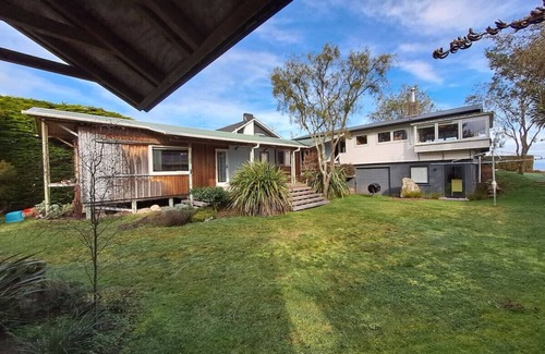 Waitahanui House | Beach Magic - Large Lakeside home with WiFi