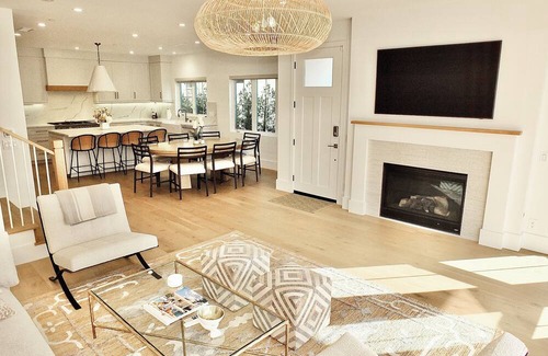 Peninsula House | Beach Paradise – Stunning 3-Story in Long Beach!