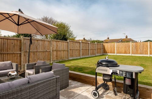 Swalecliffe House | Beach Retreat With Parking Near the Sea
