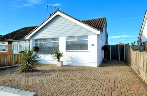 Swalecliffe House | Beach Retreat With Parking Near the Sea