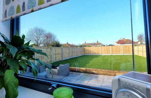Swalecliffe House | Beach Retreat With Parking Near the Sea
