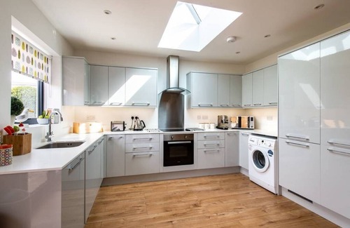 Swalecliffe House | Beach Retreat with parking near the sea