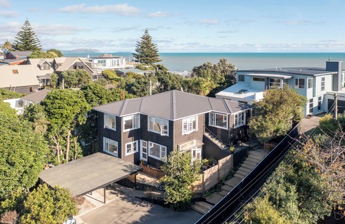 Paraparaumu House | Beach side home + Separate apartment Raumati South
