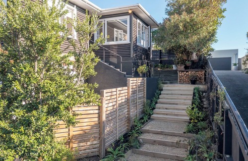 Paraparaumu House | Beach side home + Separate apartment Raumati South