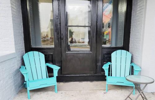 Sandusky Apartment | Beach Theme Mins to Cedar Pt, Sports Force & Ferry, Private Deck, EV, Kids & Pet Friendly