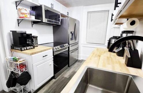 Sandusky Apartment | Beach Theme Mins to Cedar Pt, Sports Force & Ferry, Private Deck, EV, Kids & Pet Friendly