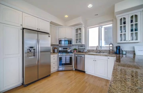 Gas Lamp Section House | Beach Townhome with Ocean Views, Sleeps 6, Garage Parking Space
