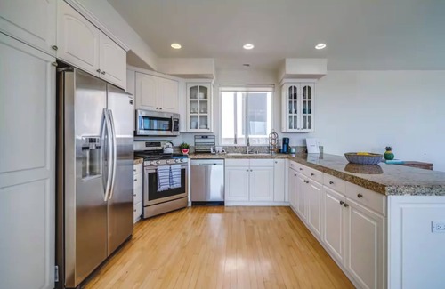 Gas Lamp Section House | Beach Townhome with Ocean Views, Sleeps 6, Garage Parking Space
