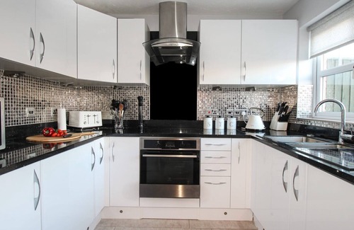 Wyke Regis Cottage | BEACH VIEW HOUSE, family friendly, with a garden in Wyke Regis