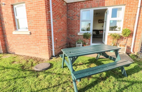 Tyn-y-Gongl Apartment | BEACH VIEW, pet friendly, country holiday cottage in Benllech