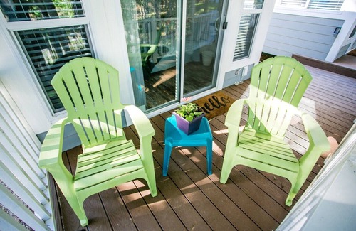 Steele Creek Cabin | Beach View Studio Cabin with Porch #12
