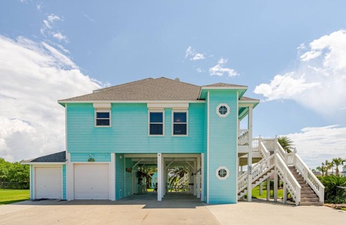 Crystal Beach House | Beach Views, 3 King Suites, up to 15 Guests