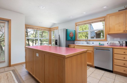 Shorepine Village House | Beachcomber Cottage just steps to the beach.