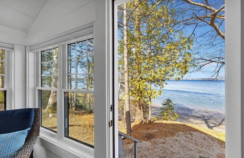 Surry Cottage | Beachcomber Cottage-Oceanfront!