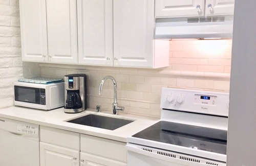 Lantern District Apartment | Beachcomber- Total Refresh-WiFi, Smart TV, AC, W/D, BBQ- Mins to Beach!