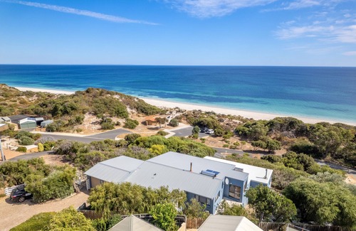 Peppermint Grove Beach House | Beachfront Villa by Peppy Beach Retreats® (8 Adults)