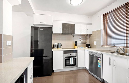 St Kilda West Apartment | Beachfront 2-Bed Apartment with Balcony
