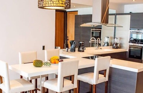 Fryes Beach Villa | Beachfront 3 bedroom town-House at Ffryes Beach