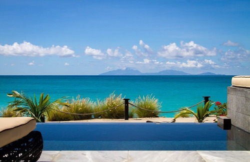 Fryes Beach Villa | Beachfront 3 bedroom town-House at Ffryes Beach
