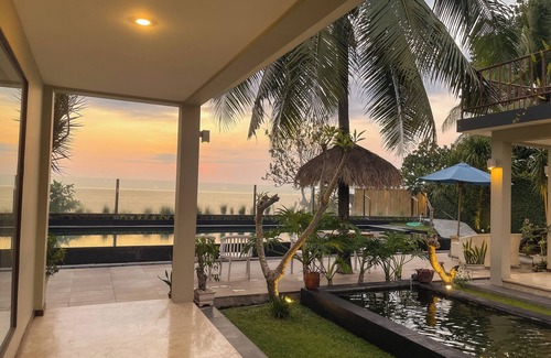 Senggigi Villa | Beachfront 4 Bedroom Private Pool Villa