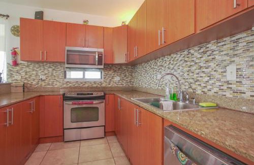 Guayabo Apartment | Beachfront 7th floor unit at Mar Azul
