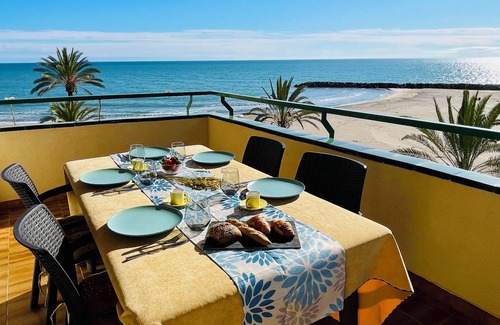 Cunit Apartment | Beachfront apartment with direct sea views and private communal pool