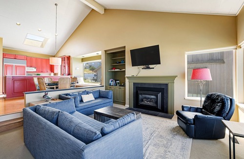 Lincoln Beach House | Beachfront Condo w/Amazing Ocean View, Fireplace, Shared Pool, & Tennis