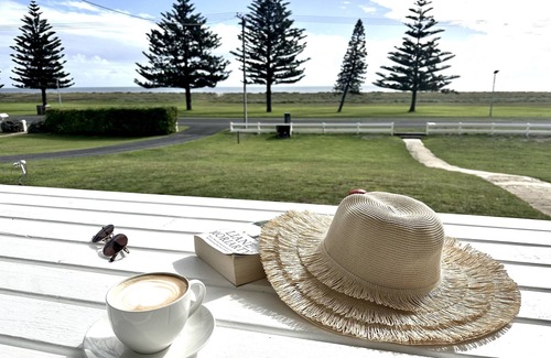 Lacepede Cottage | Beachfront cottage with ocean views - only 5 mins from shops and cafes