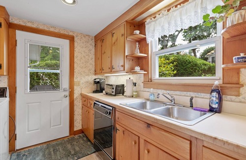 Branford Cottage | Beachfront Cottage Serene Private Beach, Kayaks