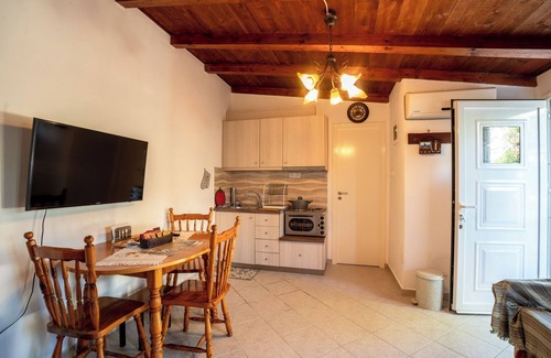 Malakonta House | Beachfront Cottage with Spectacular Evian Gulf Views – 3 Minutes from Eretria