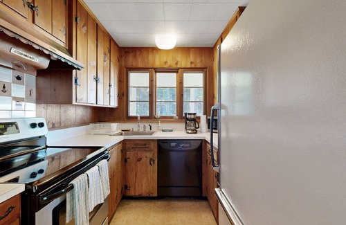 West Southport House | Beachfront Delight with detached guesthouse, private beach access, Dog-friendly